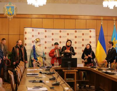 Волонтерський вертеп привітав працівників Львівської ОДА з Різдвом