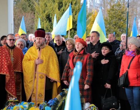 Півторатисячна делегація українців заспівала Гімн України на могилі о. Михайла Вербицького