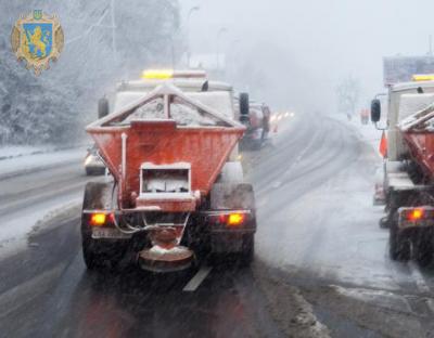 На дорогах Львівщини працює 35 одиниць снігоочисної техніки