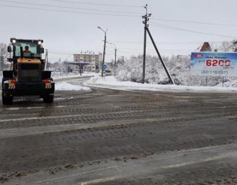 На дорогах Львівщини працює снігоочисна техніка
