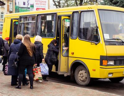 Графік приміських автобусів та залізничного транспорту в області змінили: перевізники допомагають армії