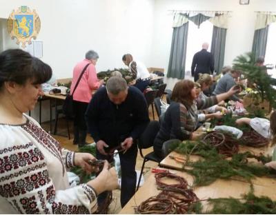 Родини Героїв Небесної Сотні із Львівщини оздоблять Алею Героїв в Києві різдвяними віночками