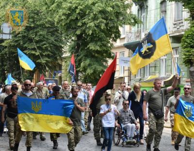 Стартувала урочиста хода з нагоди Свята Героїв (+відео)