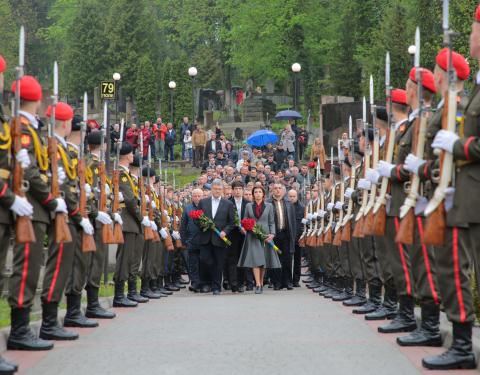 Президентське подружжя у Львові вшанувало пам'ять загиблих Героїв Небесної Сотні та учасників АТО