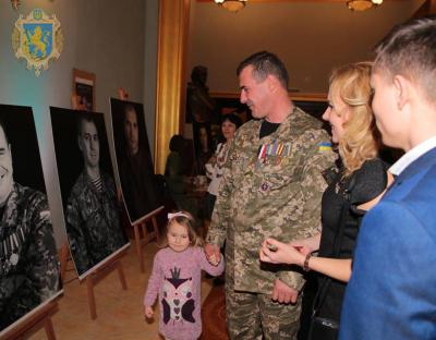 У Львівській філармонії презентували фотопроект “Незламні кіборги”