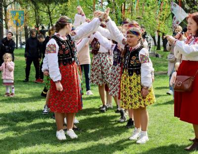 «Гаївки на Валах»: діти переселенців взяли участь у великодніх гаївках біля Львівської ОВА