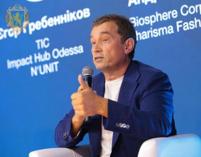 «Наше завдання створити такі умови, щоб молодь не виїжджала закордон», - Василь Хмельницький