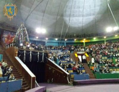 Для 500 дітей організували циркову виставу «Новорічне королівство»