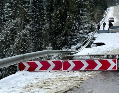 На ділянці автодороги Н-13 відбувся зсув ґрунту - рух здійснюється у реверсному форматі