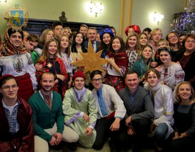 Молоді лідери завітали до Львівської ОДА з Різдвяним вертепом