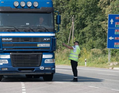 Підвищення температурного режиму: водіям вантажівок нагадують про обмеження