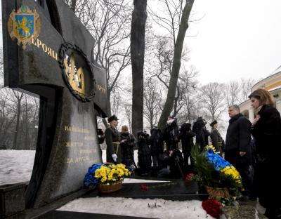 Президент разом з дружиною вшанували пам’ять Героїв Крут