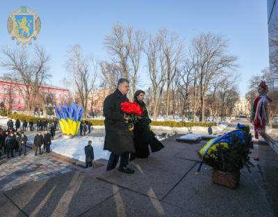  Президент разом з дружиною вшанували пам'ять Тараса Шевченка та Михайла Грушевського