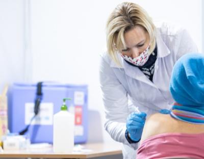 Україна вводить бустерну дозу вакцини проти COVID-19 для людей віком 60+