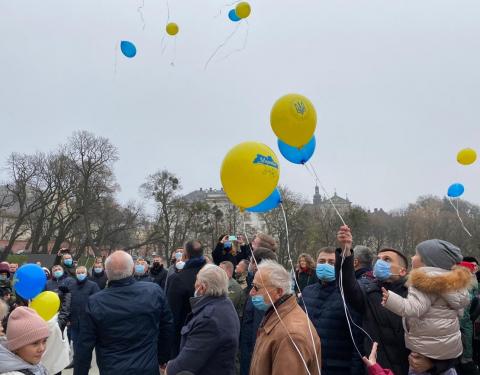 «Моя Україна встала з коліна, вона подолає всі стіни»: діти із Львівщини вшанували Героїв Небесної Сотні (ВІДЕО)