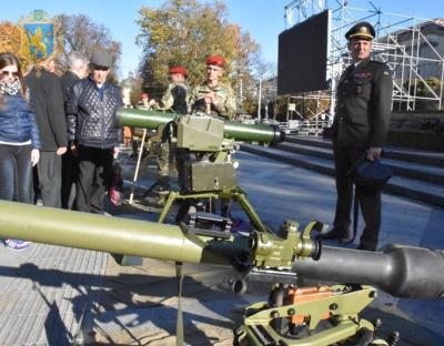 У День Захисника України у центрі Львова презентували виставку військової техніки