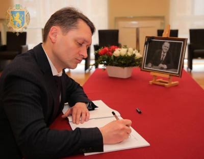 Ростислав Замлинський залишив запис у Книзі Смутку померлого Яна Ольшевського