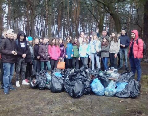 Школярі на Жовківщині прибрали ліс та долучились до озеленення