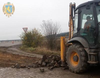 Дорожники розпочали ремонтувати ділянку від Борині до Мохнатого