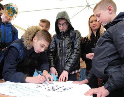 Молодь підтримала полонених моряків акцією біля пам'ятника Шевченку