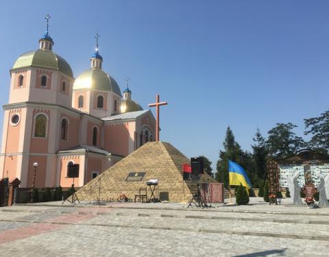 У Кам'янка-Бузькому районі освятили меморіал героям Небесної Сотні