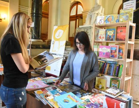 У Львівській ОДА триває благодійна акція “Подаруй дитині книгу”