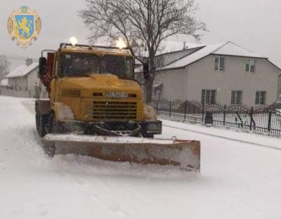 Понад 50 одиниць техніки очищають дороги Львівщини від снігу 