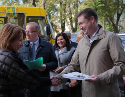 12 автобусів «Школярик» передали відділам освіти громад Львівщини