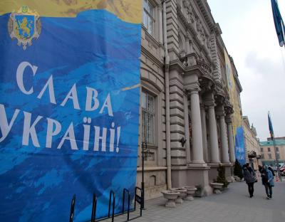Будівлю Львівської ОДА прикрасили державною символікою