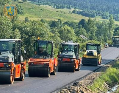 На дорозі Стрілки-Новий Кропивник біля с. Тур’є розпочали влаштування верхнього шару покриття