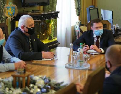 Максим Козицький передав керівникам недержавних закладів для дітей-сиріт телевізори