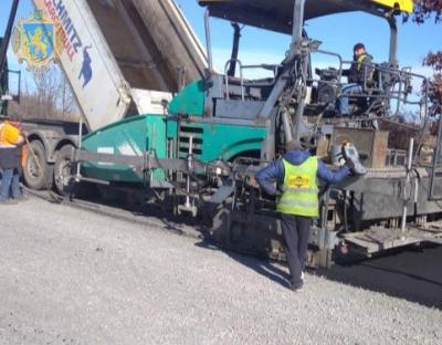 Дорожники асфальтують ділянку Дрогобич-Довголука на Стрийщині