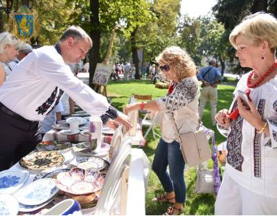 Олег Синютка оглянув експонати етноалеї “Унікальна Львівщина”