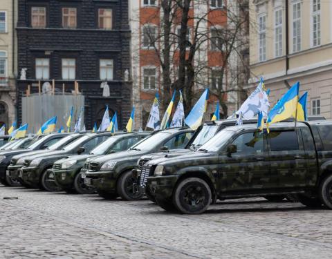 На Львівщину прибули 30 джипів та пікапів, які поїдуть до українських захисників на передовій