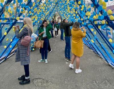 У парку «На Валах» відкрили інсталяцію «Великодній коридор життя» – символ гуманітарних та евакуаційних коридорів