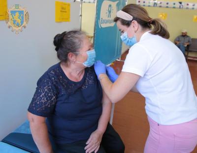 Вчора в області провакцинували 5664 особи, з них 2422 - у центрах вакцинації