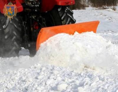 На дорогах Львівської області працює снігоочисна техніка