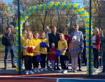 У Судовій Вишні відкрили новий спортивний майданчик зі штучним покриттям