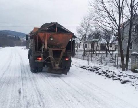 Для очищення доріг області від снігу використали понад 130 тонн піщано-соляної суміші