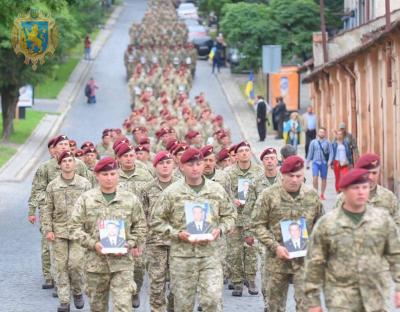  Львівщина зустрічає своїх Героїв – військовослужбовці, які повернулись зі Сходу пройшли урочистою ходою (+відео)