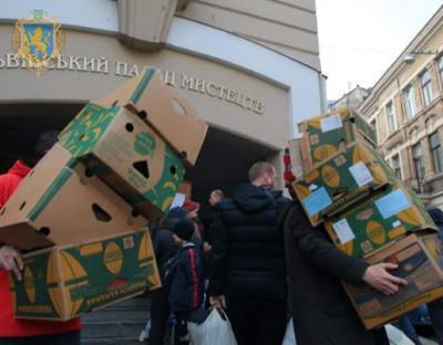 Харчі, засоби гігієни та амуніція: чого найбільше потребують в гуманітарному штабі на Коперника