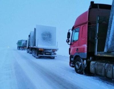 У зв’язку з погіршенням погоди проїзд для великогабаритного транспорту низкою доріг області тимчасово зупинений