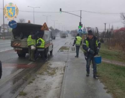 Через негоду та ожеледицю на дорогах Львівщини у посиленому режимі працює спецтехніка