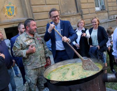 У дворику Львівської ОДА відбулась зустріч побратимів 