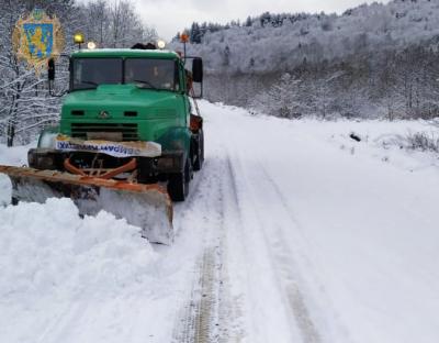 Понад 30 одиниць техніки очищають дороги Львівщини від снігу