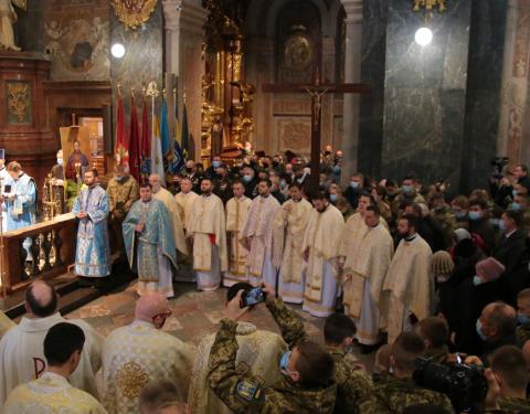 У Гарнізонному храмі помолились за військовослужбовців та погасили ювілейну марку