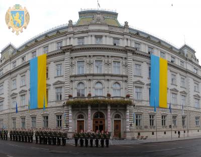 У День Прапора будівлю Львівської ОДА прикрасили синьо-жовтими стягами