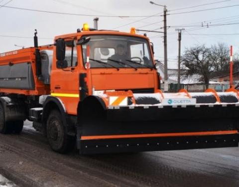 На дорогах Львівщини працює снігоочисна техніка