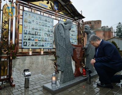 Президент на Львівщині вшанував пам'ять героїв, які загинули у боротьбі за Україну