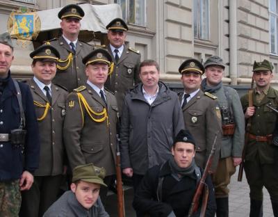 Біля Львівської ОДА можна оглянути відтворені спорядження та військову техніку вояків УПА